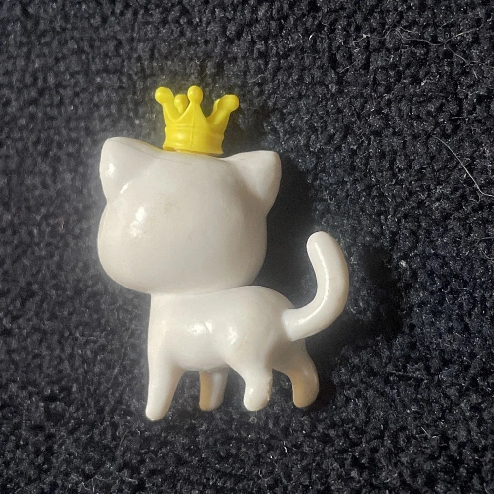 2020 Barbie White Kitty with Crown‎